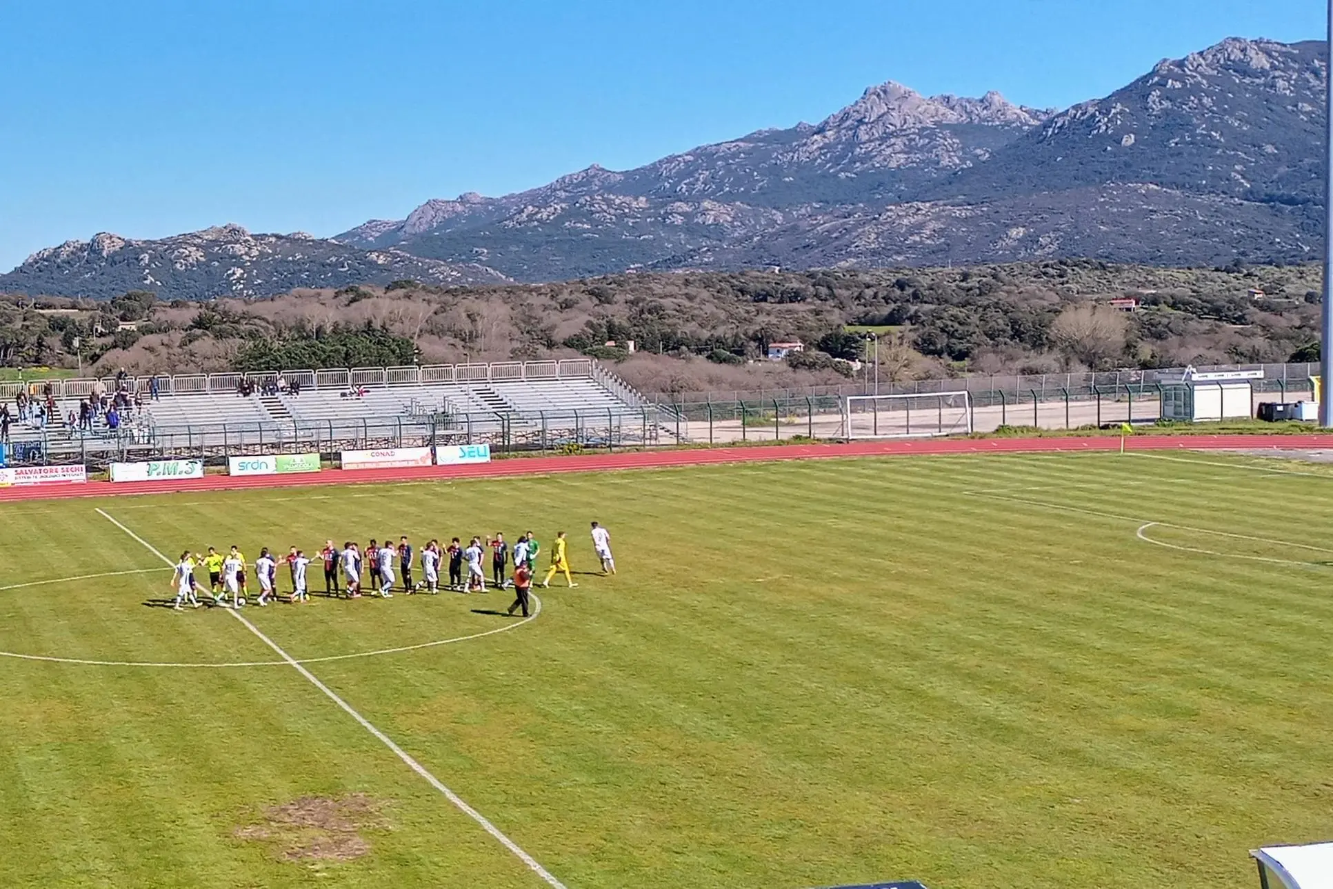 Il saluto d'inizio gara fra i giocatori del Tempio e Taloro Gavoi (G.Pischedda).