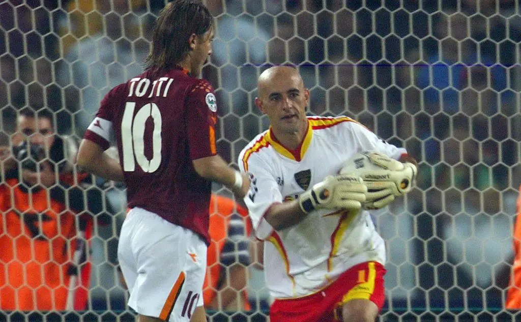 2004 - Il portiere del Lecce Sicignano a Totti: &quot;Se ti paro il rigore mi regali la maglia&quot;. Il capitano giallorosso prova il cucchiaio, ma il numero 1 intuisce. &quot;La maglia, però, non l'ho vista&quot;, dirà