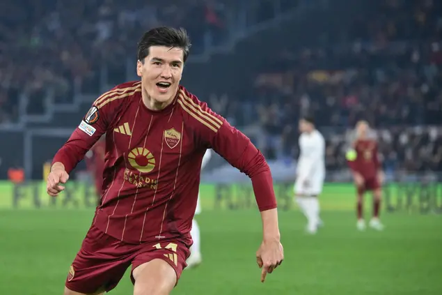 Eldor Shomurodov esulta per il gol del 2-0 in Roma-Eintracht Francoforte di Europa League (foto Ansa)