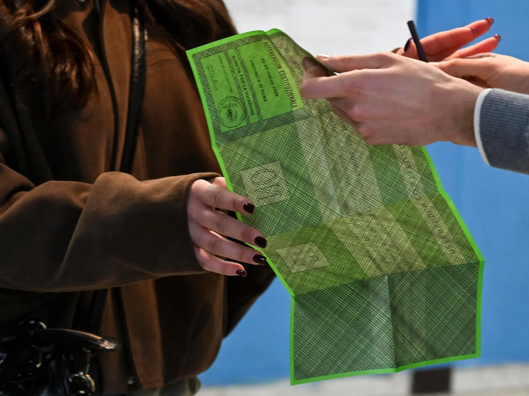Votazione in un seggio elettorale a Roma per il referendum costituzionale sulla giustizia, Roma, 22 marzo 2026. ANSA/RICCARDO ANTIMIANI