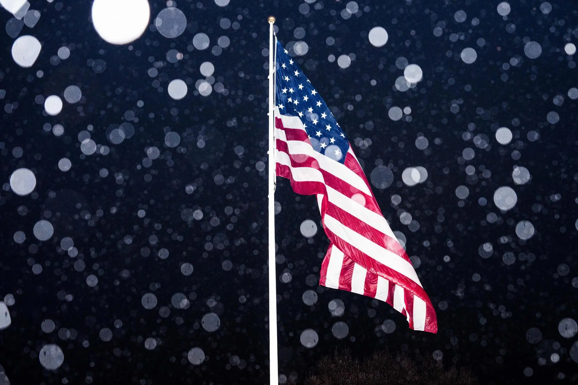 epa12548961 An US flag on the South Lawn of the White House flies during a rainstorm in Washington, DC, USA, 25 November 2025. Trump decamped to his Mar-a-Lago resort in Florida for the Thanksgiving holiday. EPA/AARON SCHWARTZ / POOL