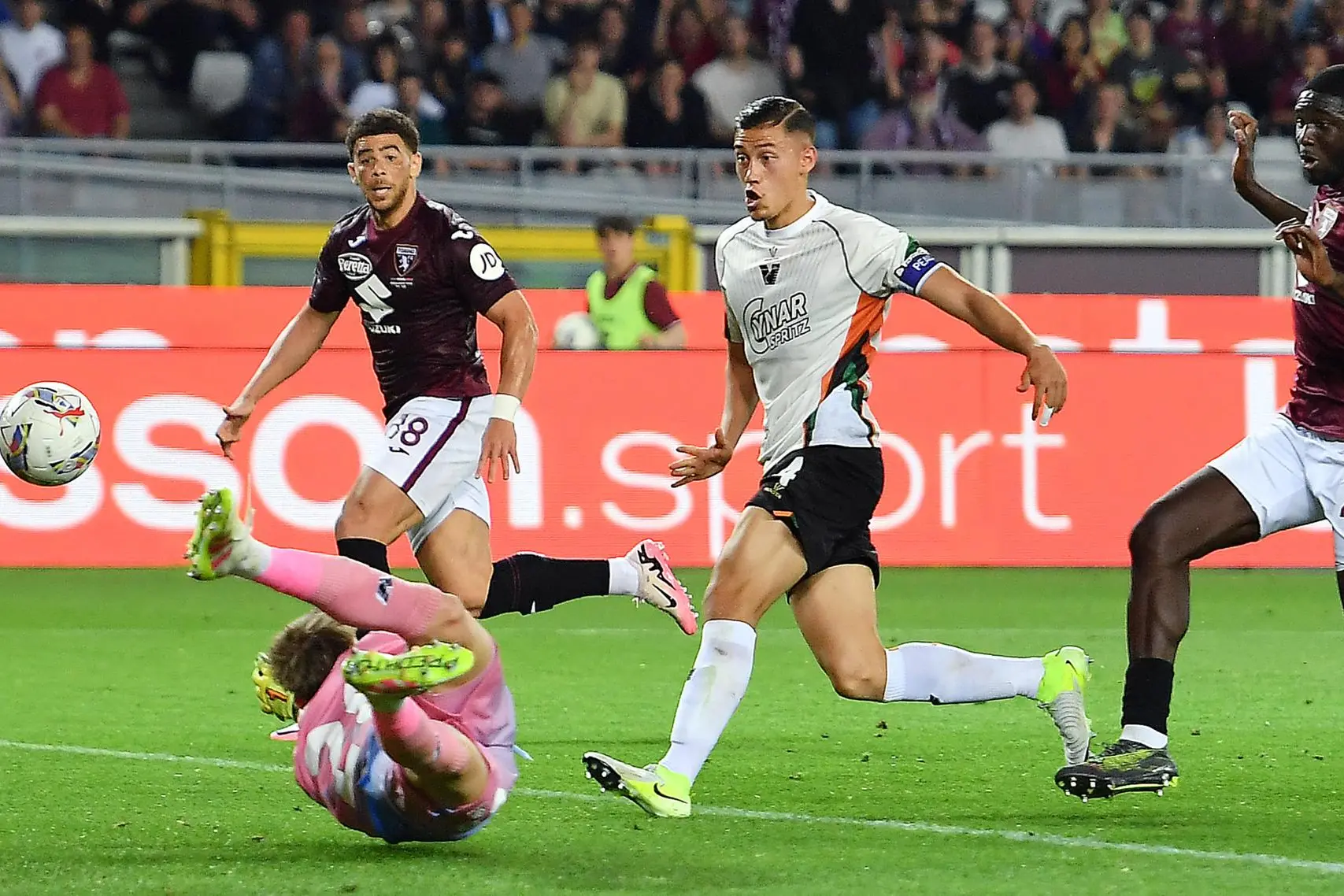 Torino's Che Adams and Venezia's Andrei Radu in action during the Italian Serie A soccer match Torino FC vs Venezia FC at the Olimpico Grande Torino Stadium in Turin, Italy, 02 May 2025 ANSA/ALESSANDRO DI MARCO