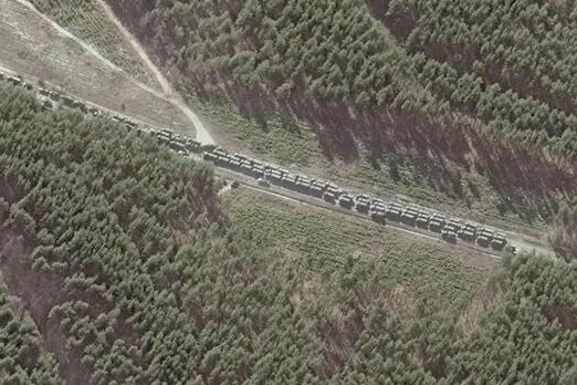 Il convoglio di mezzi russi in viaggio verso Kiev (Ansa - Epa)