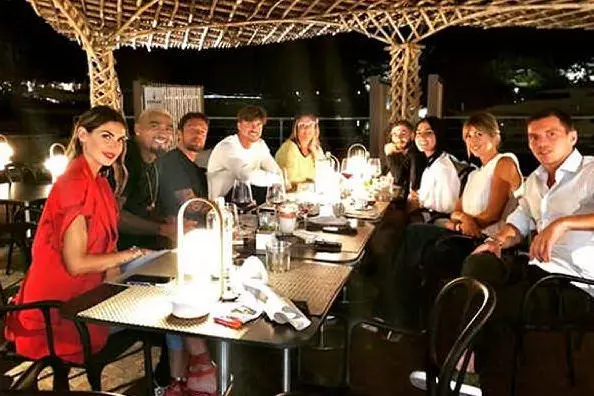 Giulia De Lellis e Andrea Damante a cena con gli amici