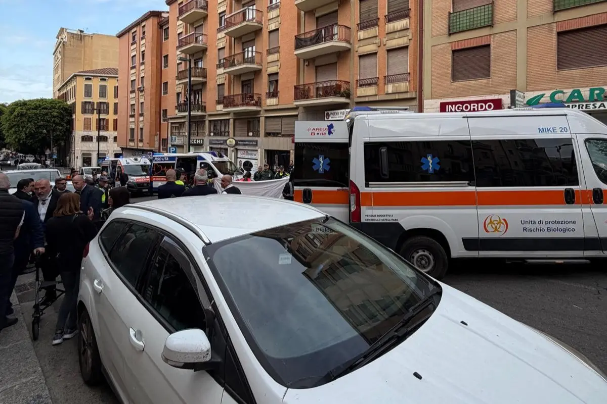 I soccorsi in via Santa Margherita (L'Unione Sarda)