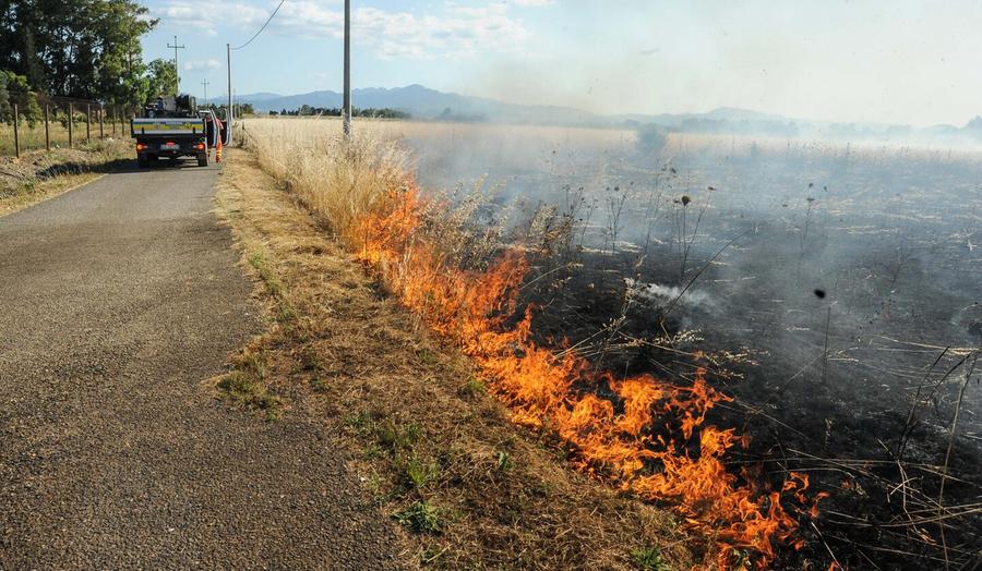 Fiamme a Su Cardu vicino alla base militare