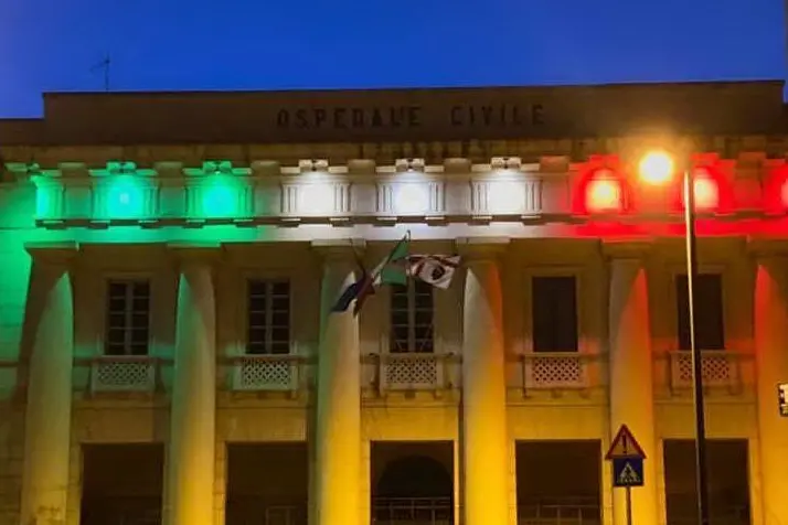 La facciata tricolore (foto Ufficio stampa)