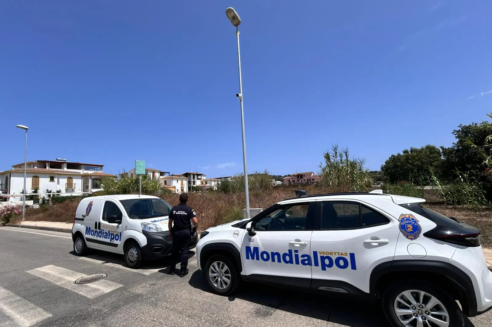 Un vigilante della Vedetta 2 Mondialpol osserva una videocamera a Tortolì (foto Secci)