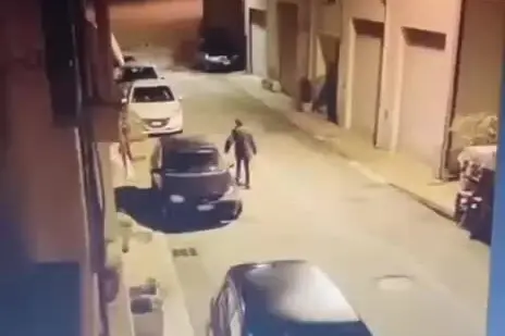 Gavoi, incappucciato dà fuoco a un'auto: il video choc