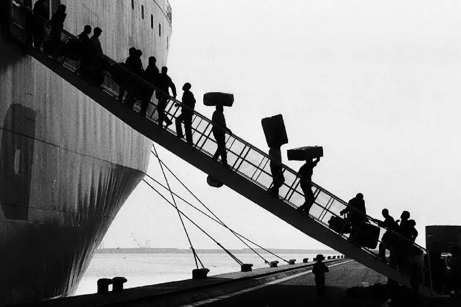 Emigranti al porto di Cagliari negli anni '70 (Archivio L'Unione Sarda)