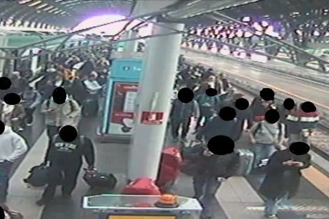 Un'immagine dalle telecamere di videosorveglianza in stazione a Milano (foto via Ansa)