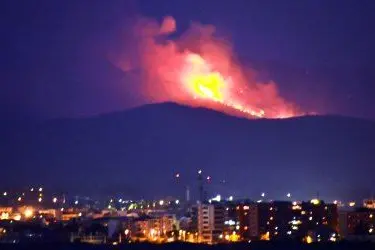L'incendio a San Gregorio in una foto scattata durante la notte