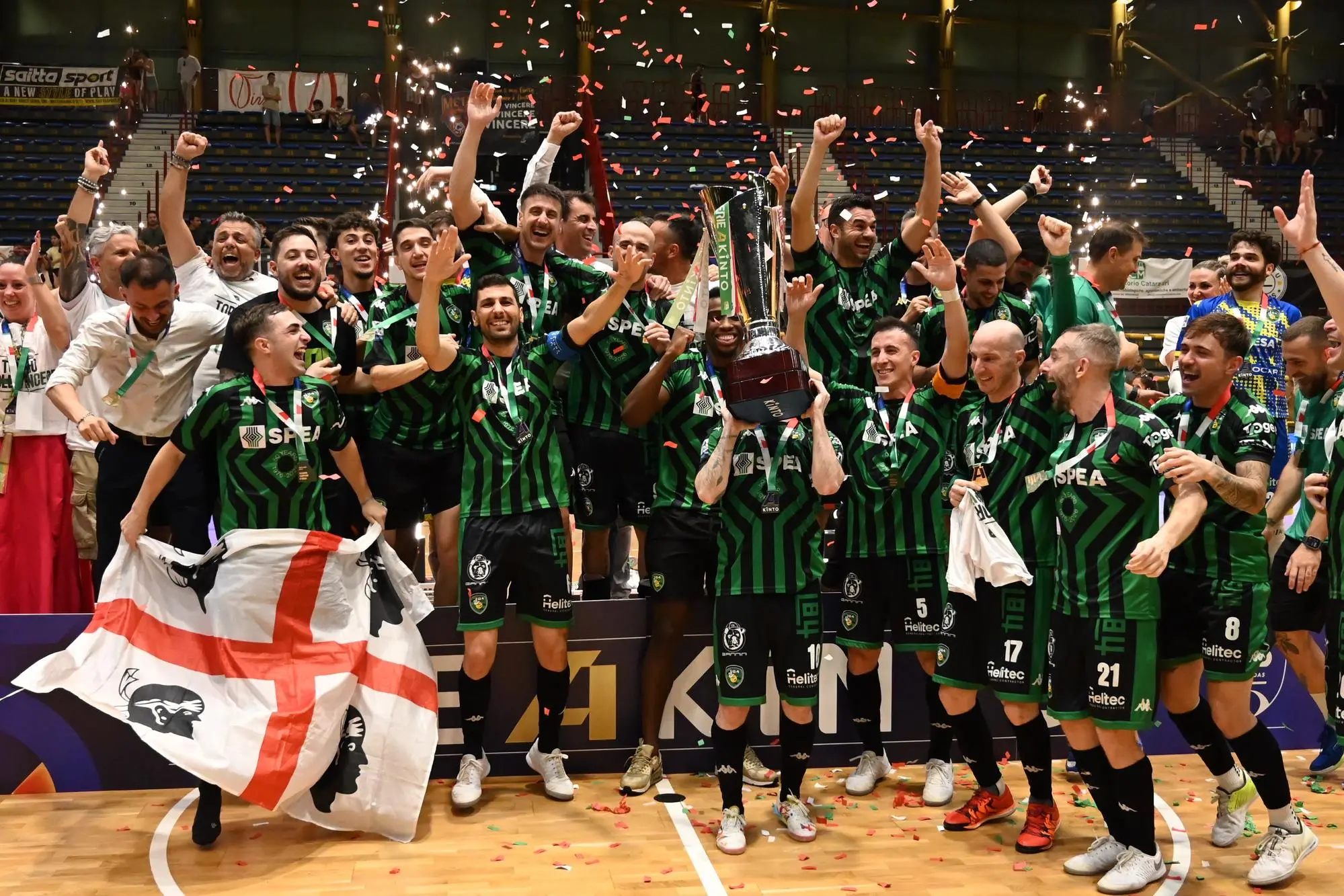 Lorenzo Etzi, a sinistra con la bandiera dei Quattro Mori, festeggia la vittoria dello scudetto della Serie A di calcio a 5 della L84 (foto Meta Catania)