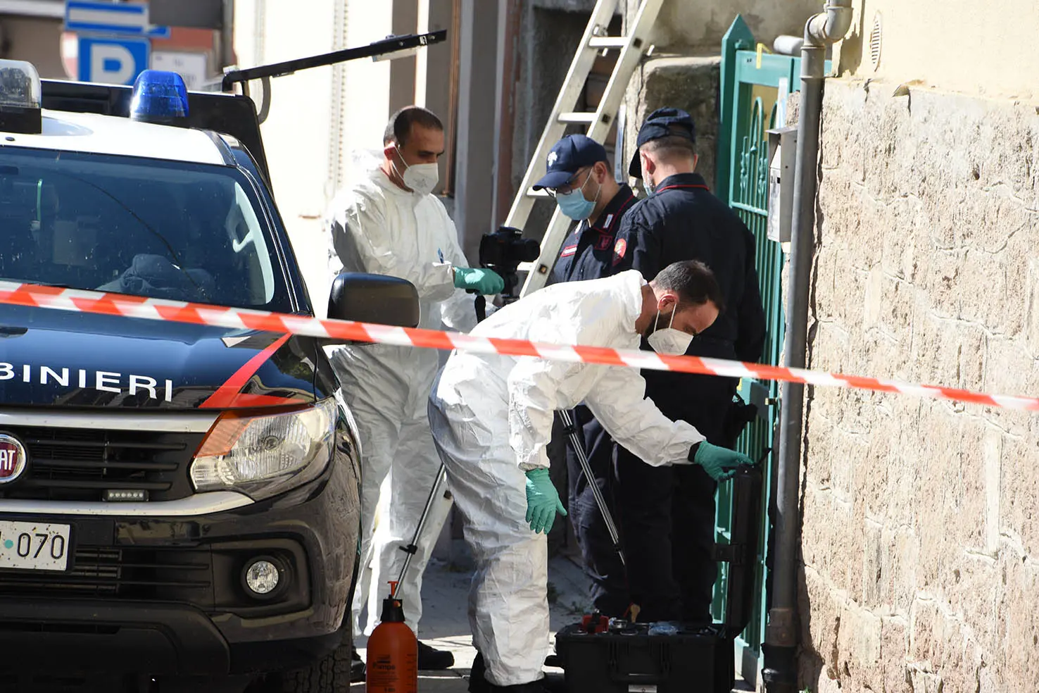 I rilievi sulla scena dell'omicidio a Sassari (Archivio L'Unione Sarda)