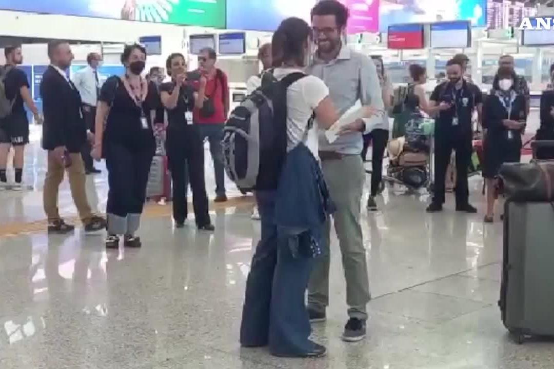 Fiumicino, la attende in aeroporto e le chiede di sposarlo