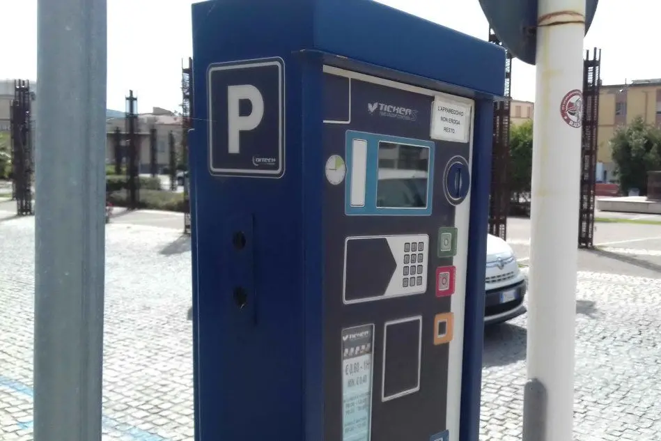 La colonnina dei parcheggi a pagamento (L'Unione Sarda - Scano)