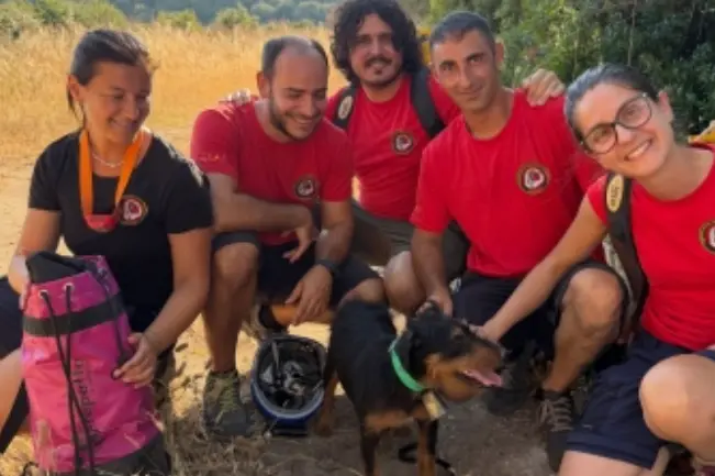La squadra degli speleologi con il cane salvato (foto concessa)