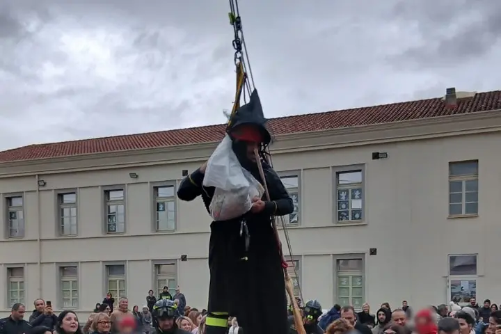 La Befana nel piazzale del multipiano di Tortolì