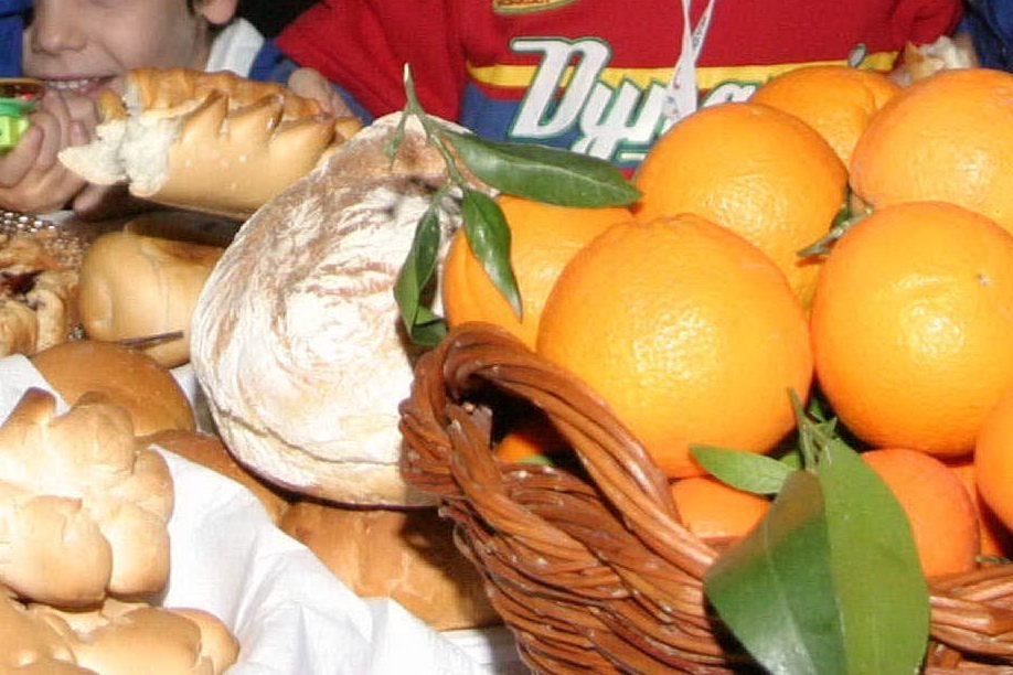Una tavola con frutta e pane (archivio u.s.)