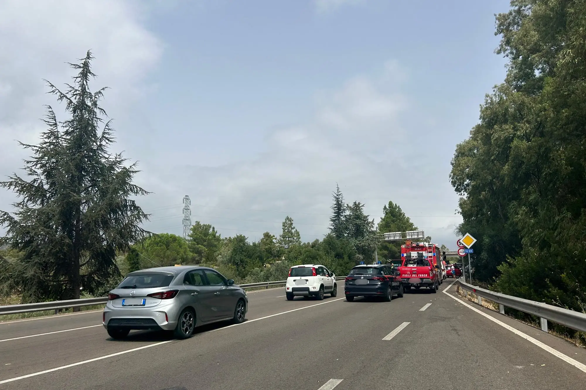 La colonna di mezzi sul luogo dell'incidente (Secci)
