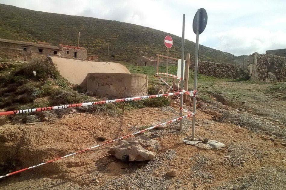 Crolli dal rudere minerario: chiuso l'accesso alla spiaggia di Fontanamare a Gonnesa