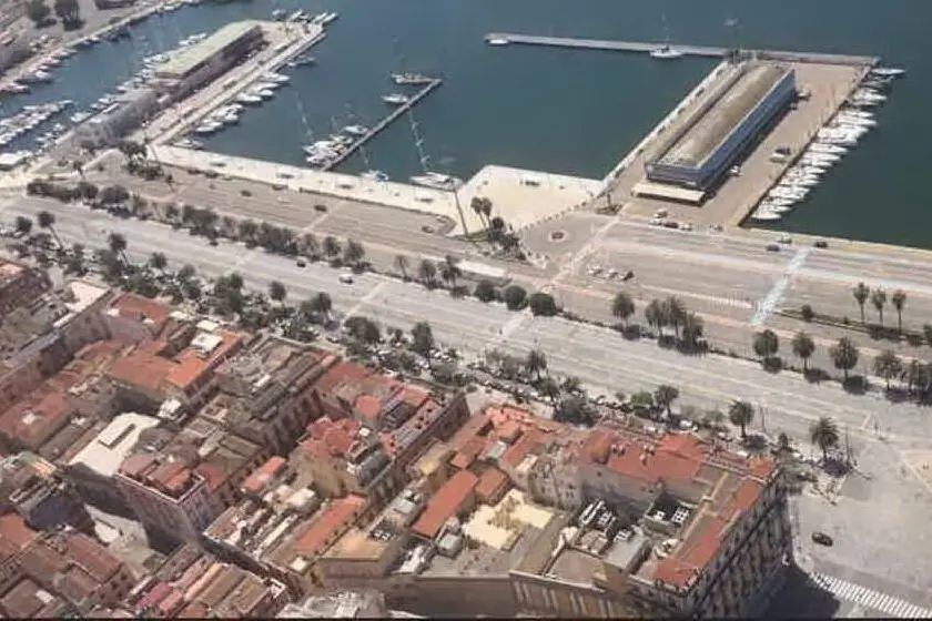 Una veduta di Cagliari sul porto (archivio L'Unione Sarda)