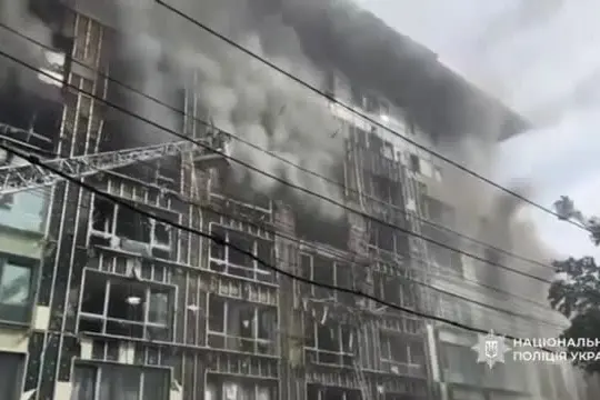 Droni russi su Dnipro, colpito edificio amministrativo, 4 morti
