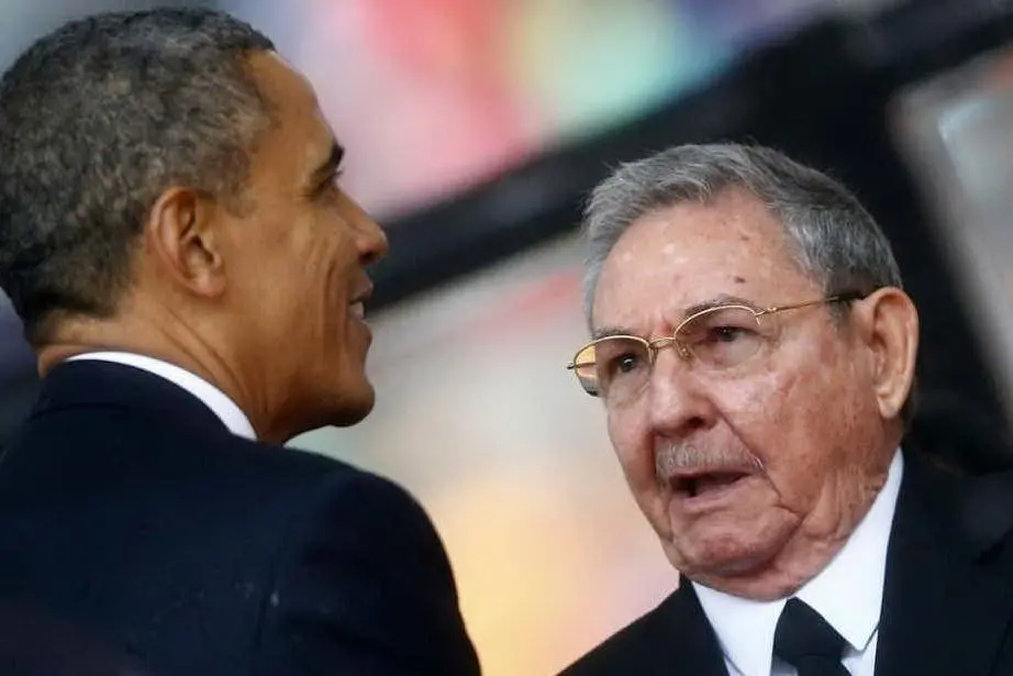 Barack Obama e Raul Castro ai funerali di Nelson Mandela