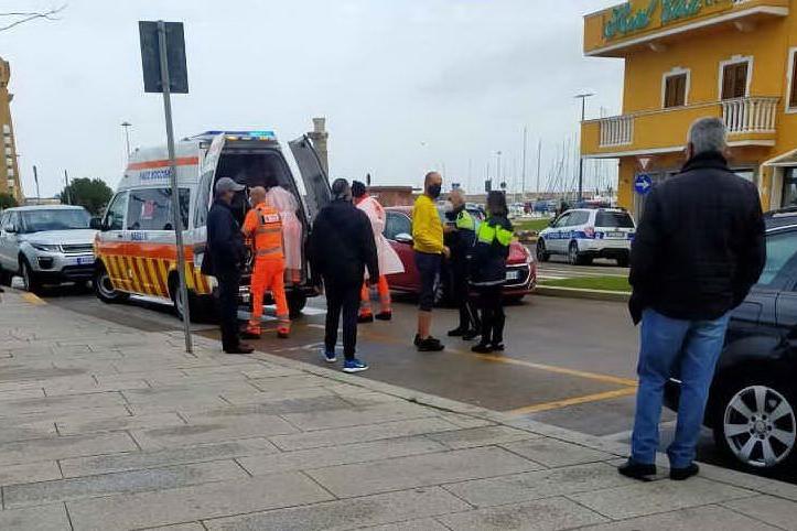 Porto Torres, per una buca cade con la bici e sbatte la testa: donna in ospedale