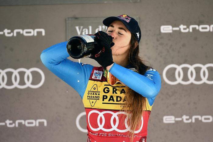Sofia Goggia festeggia la vittoria in Val d'Isere (Ansa)