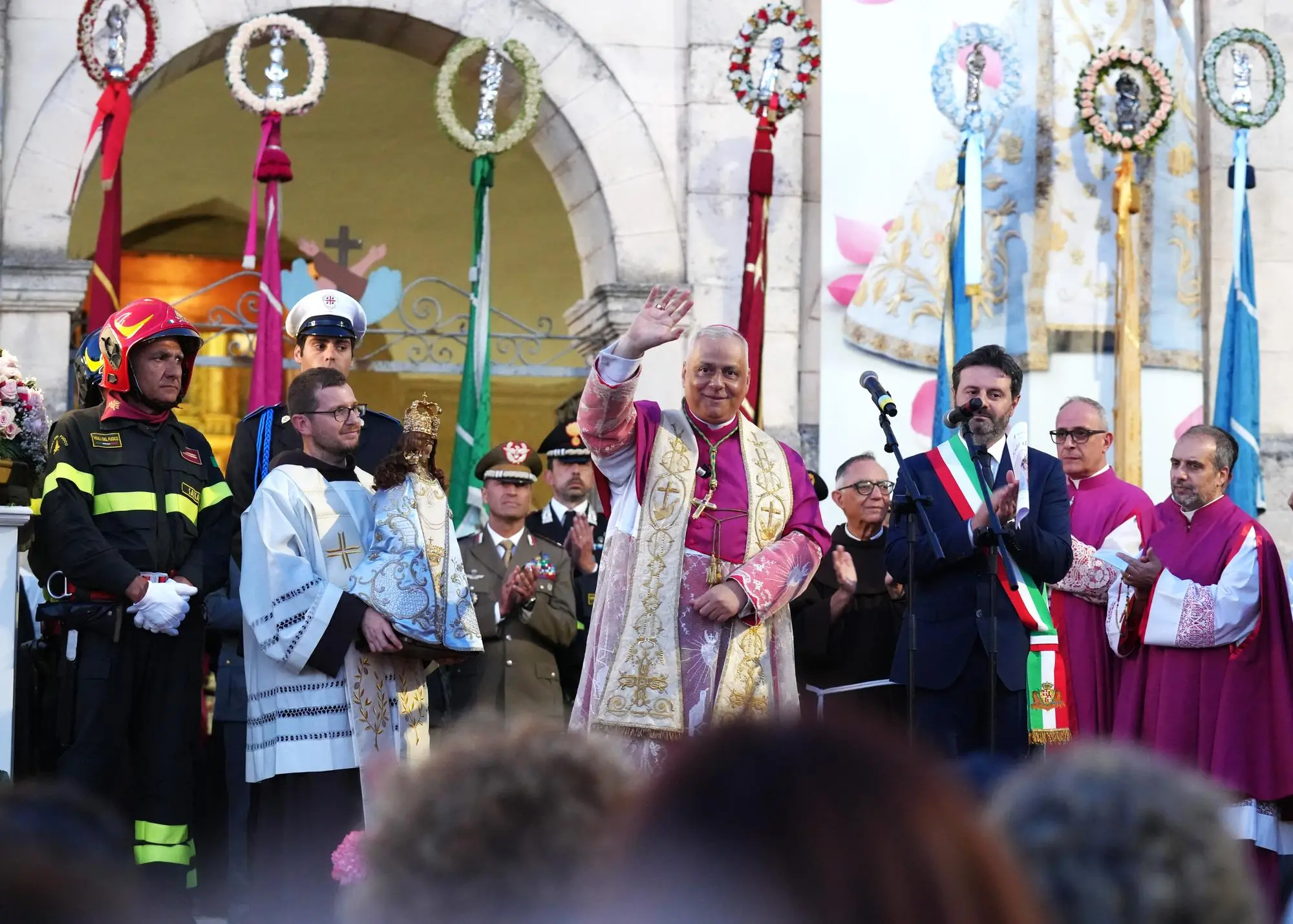 Sassari, il saluto alla città dell'arcivescovo Gian Franco Saba (foto Floris)