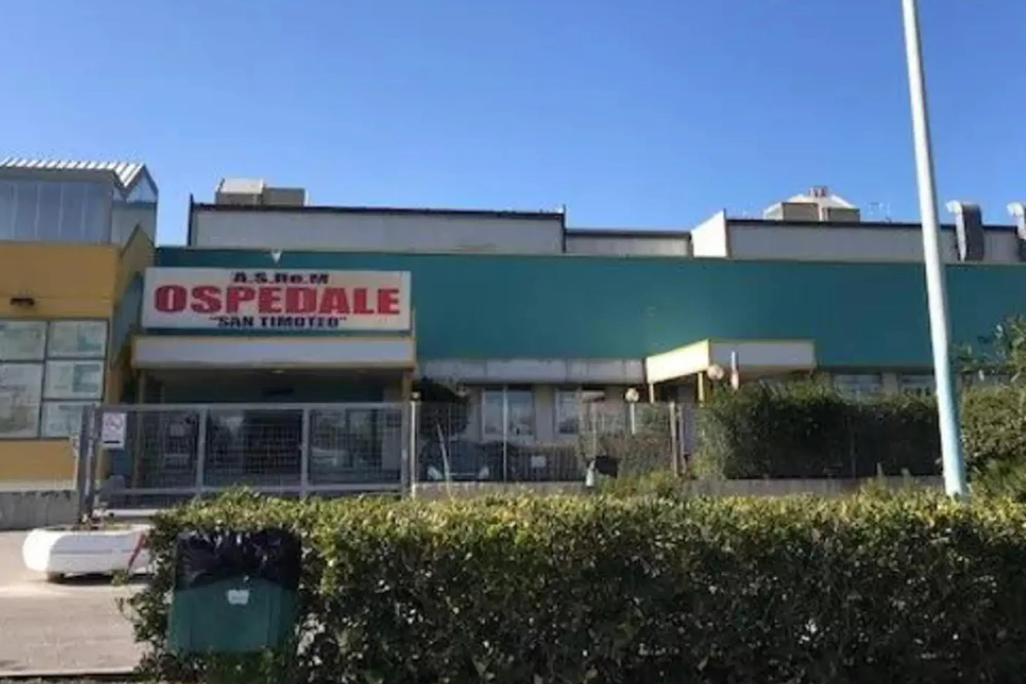 La piccola è in condizioni gravissime in ospedale (Ansa)