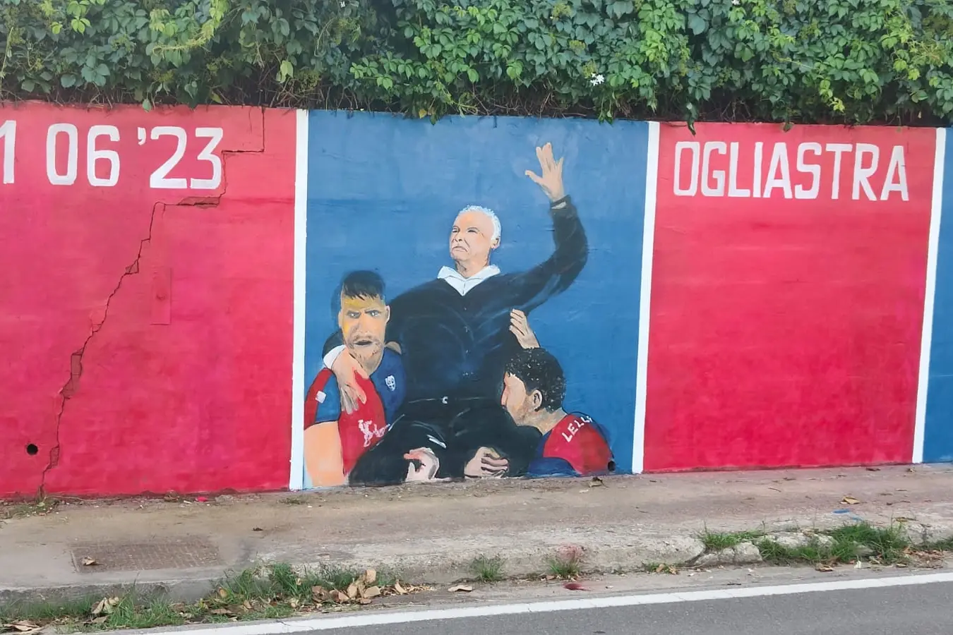 Il murale celebrativo della promozione del Cagliari in Serie A realizzato da Daniele Palmas a Girasole (foto Secci)