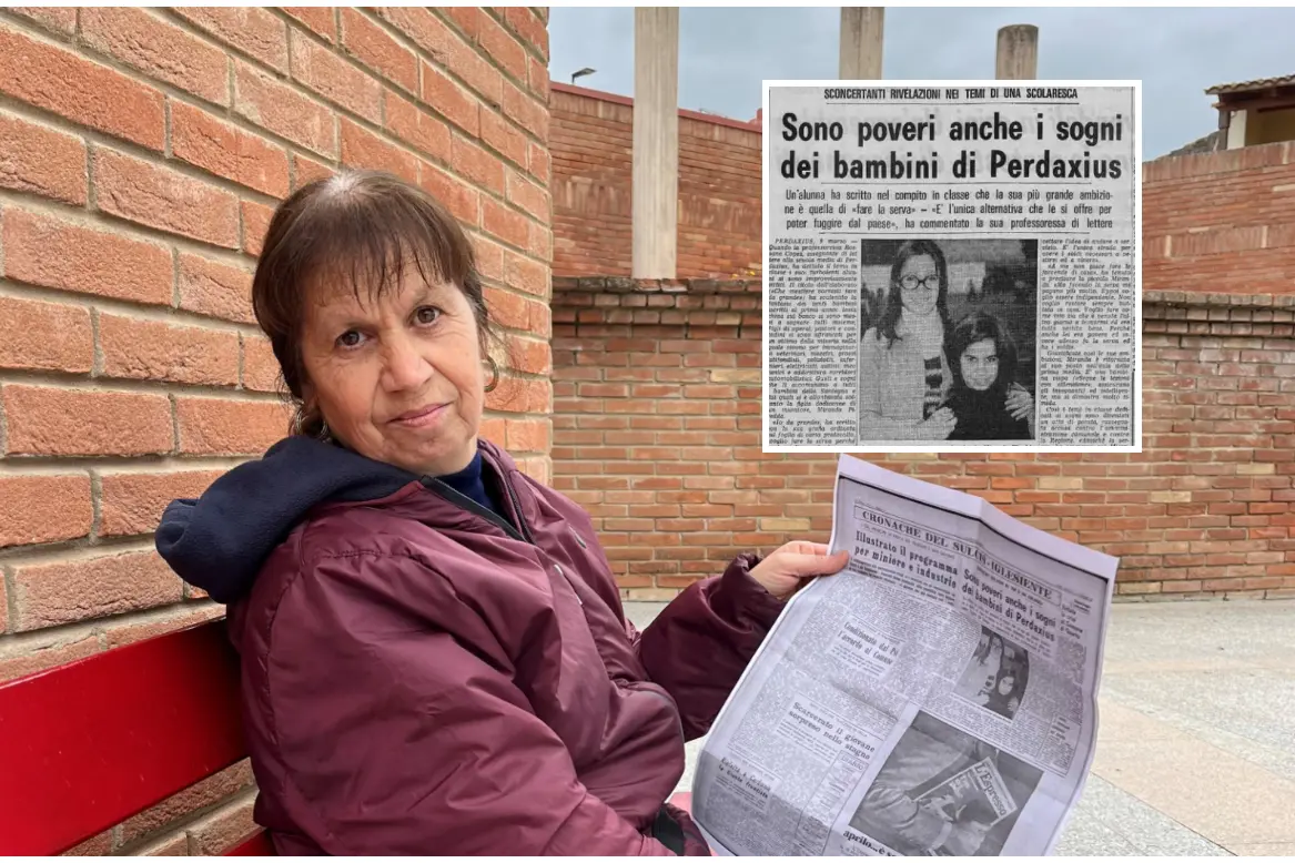 Miranda Piredda, 62 anni, mostra la pagina tratta dall'archivio storico de L'Unione Sarda in cui è stato scritto l'articolo (a destra) con la sua storia (L'Unione Sarda)