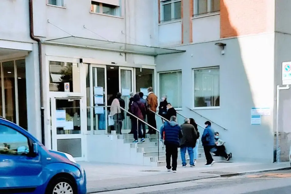 Utenti in attesa alla Casa di cura di Oristano (foto Sanna)