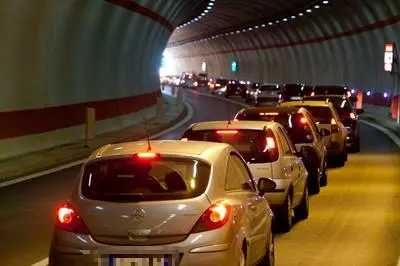 Auto in fila in una galleria della Nuova 125 (archivio)