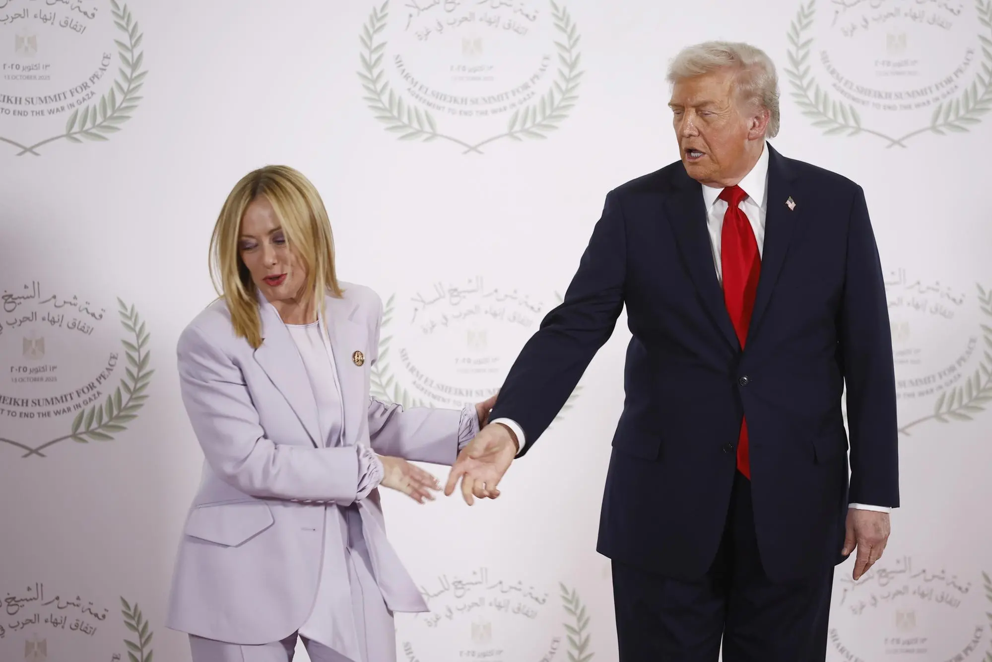 Giorgia Meloni e Dolnald Trump (foto EPA/YOAN VALAT / POOL)