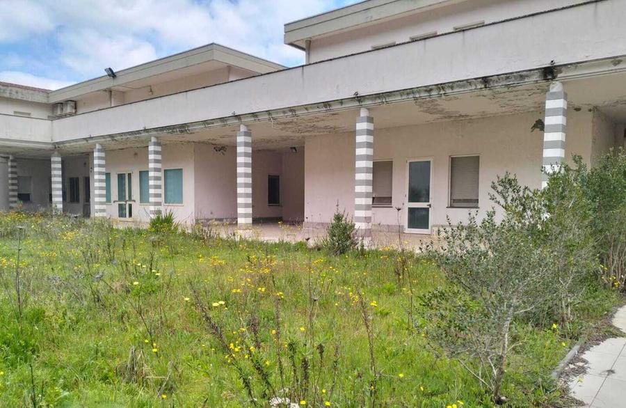 Mancano le case di riposo, anziani in esilio forzato