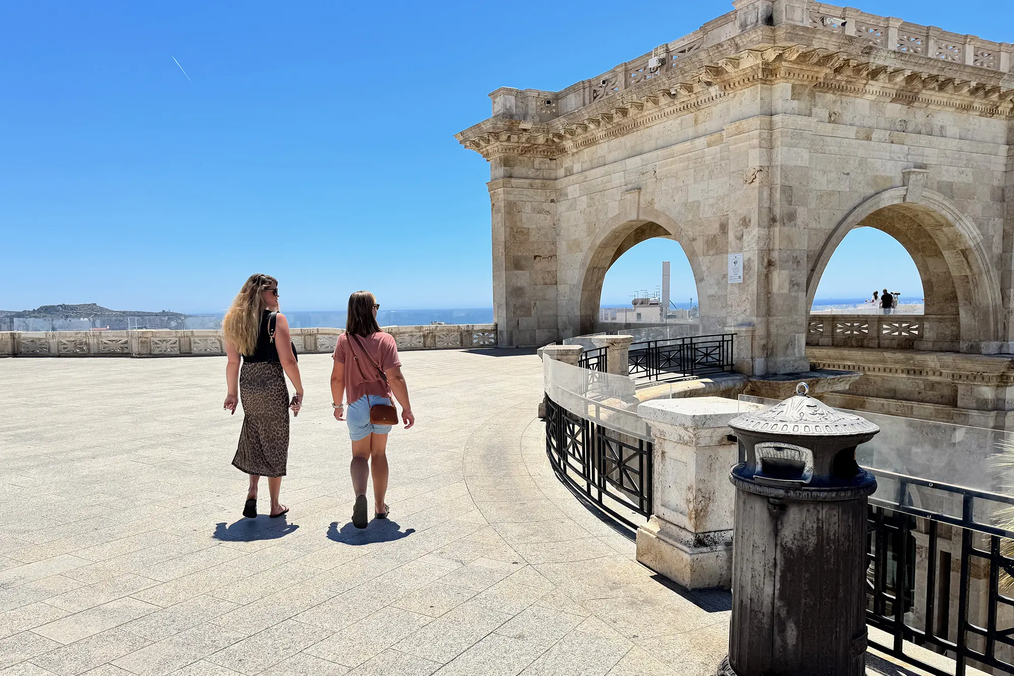 Turisti e caldo a Cagliari (Archivio L'Unione Sarda)