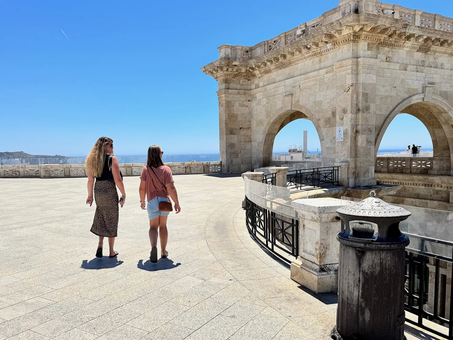 Turisti e caldo a Cagliari (Archivio L'Unione Sarda)