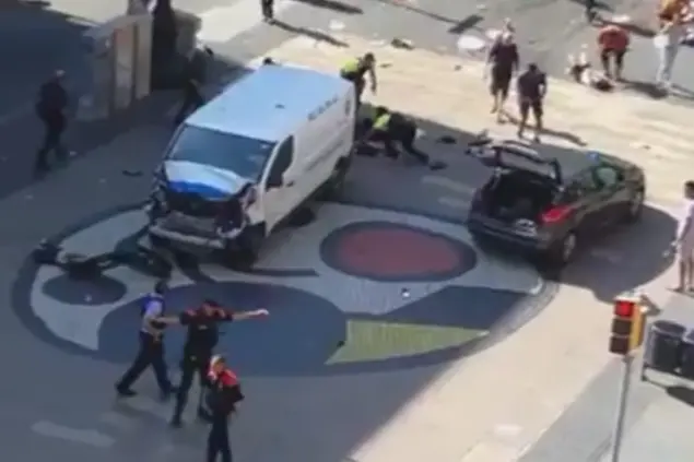 Il furgoncino che ha seminato il terrore sulla Rambla (Ansa)