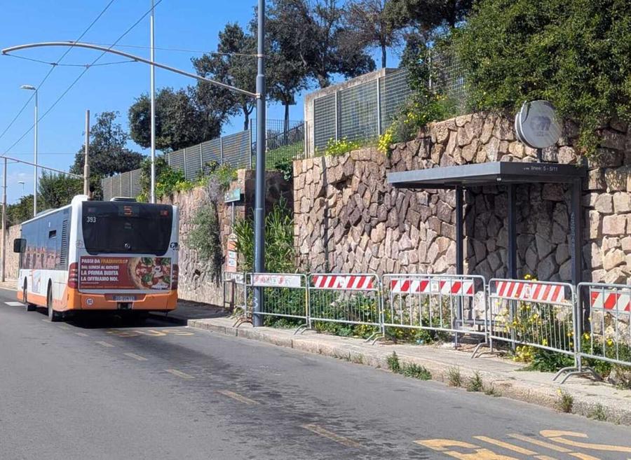 Rischio crolli, off limits la fermata dei bus in via Cinquini