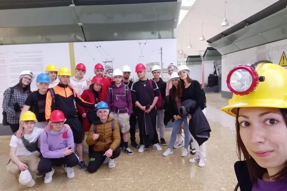 Gli studenti al museo del carbone (foto Scano)