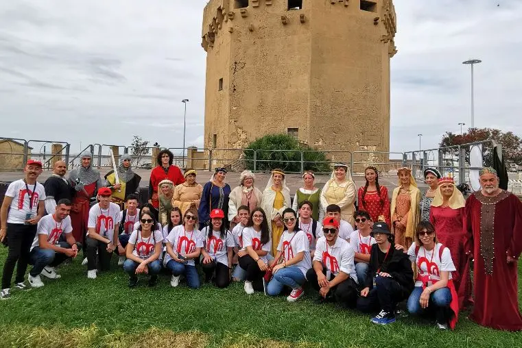 Volontari e associazioni sotto la torre Aragonese (foto Pala)