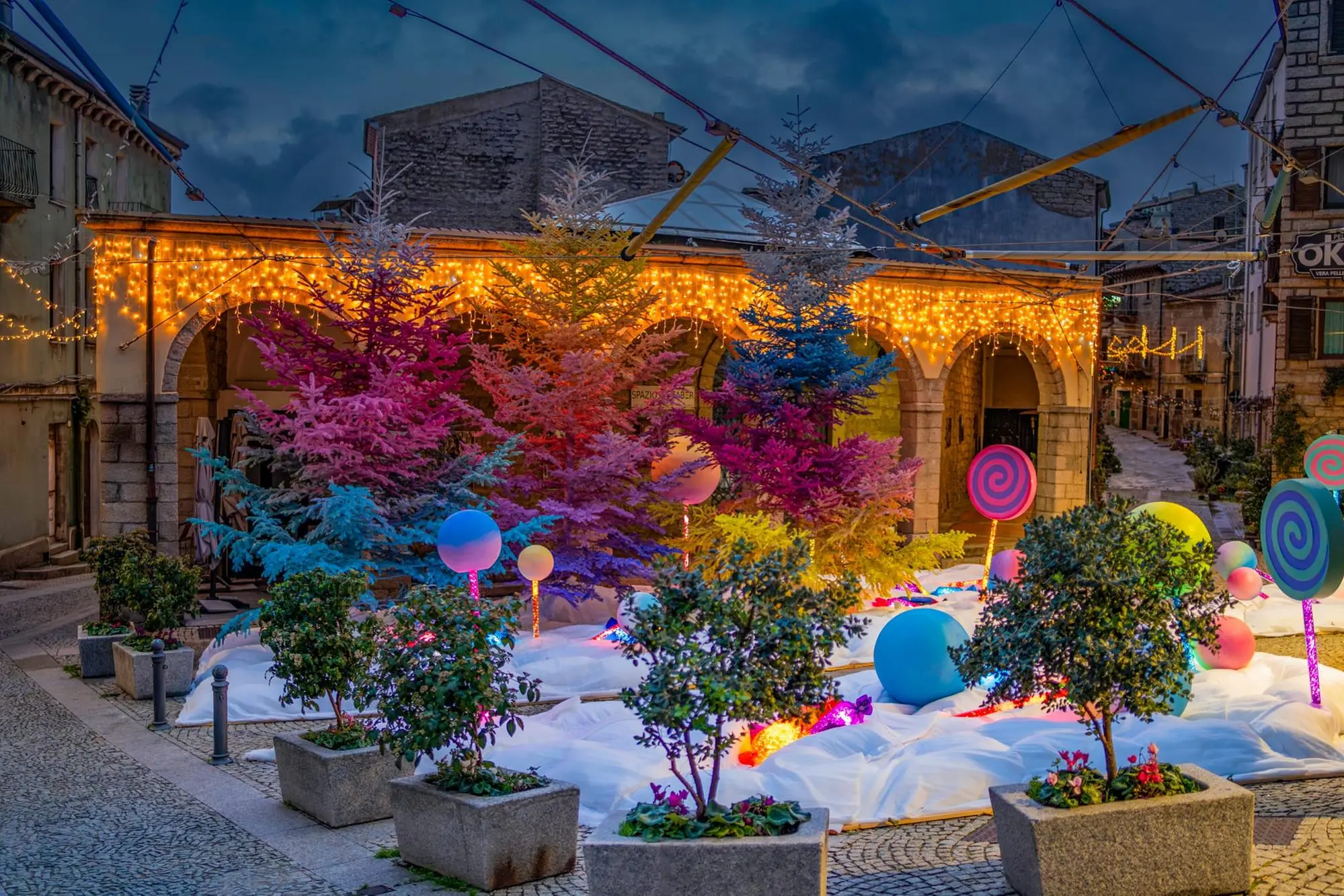 L'installazione di Natale in piazza Fabrizio De André a Tempio