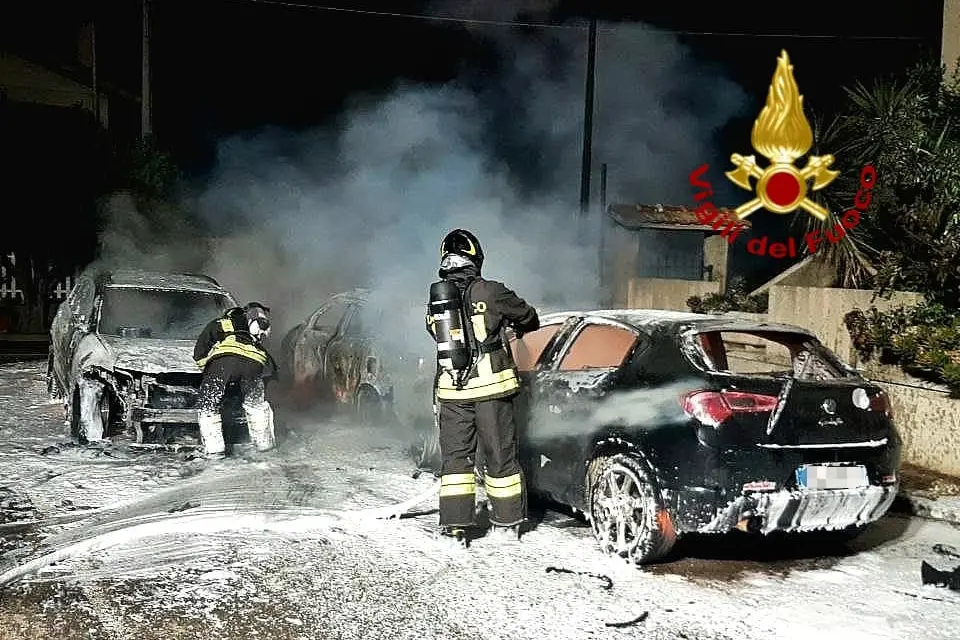 Il rogo in via Tirso a Terralba (foto vigili del fuoco)