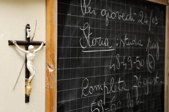 Scritte sataniche e crocifissi rotti: baby vandali scatenati in una scuola media