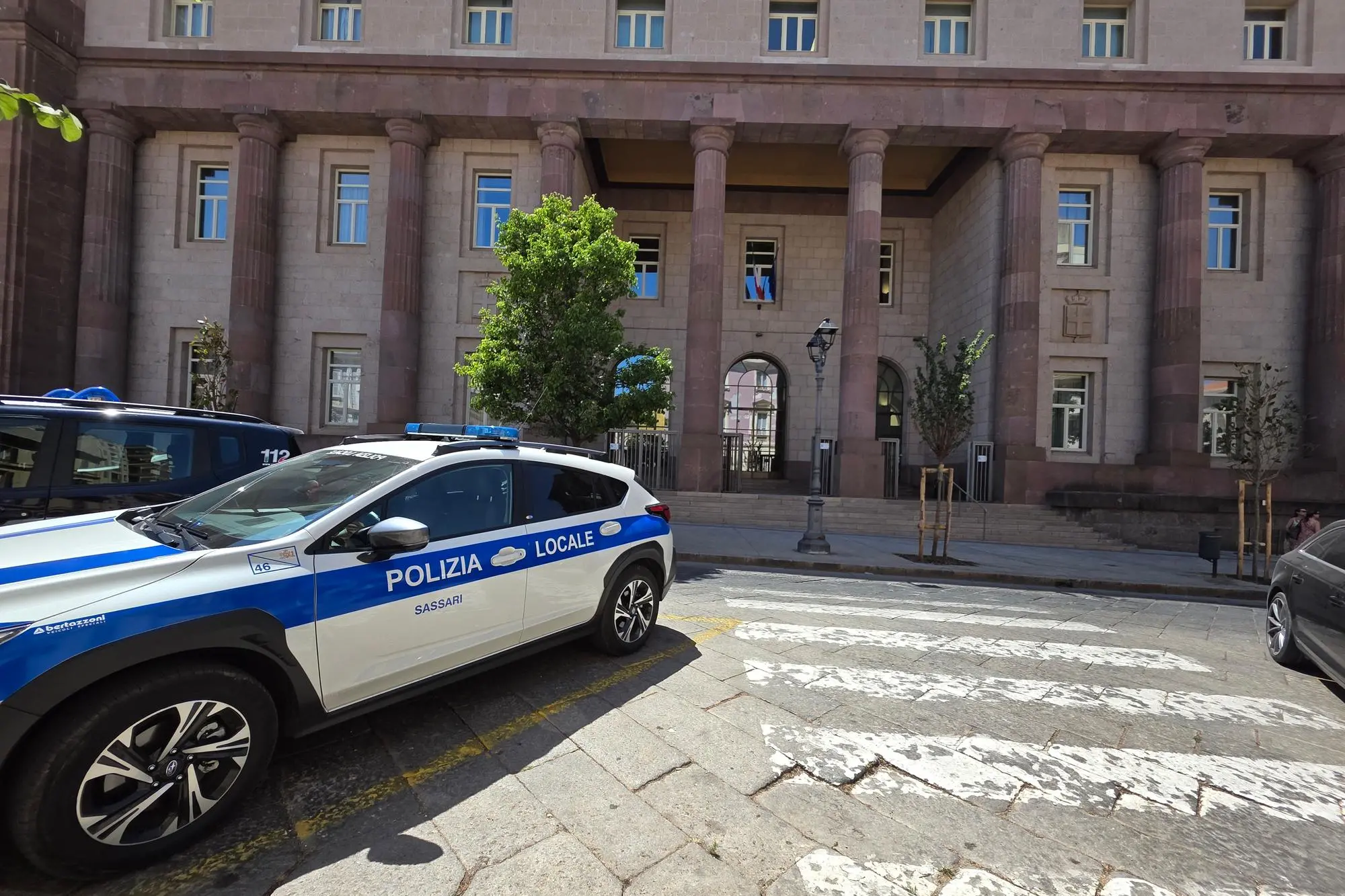 Polizia locale davanti al tribunale