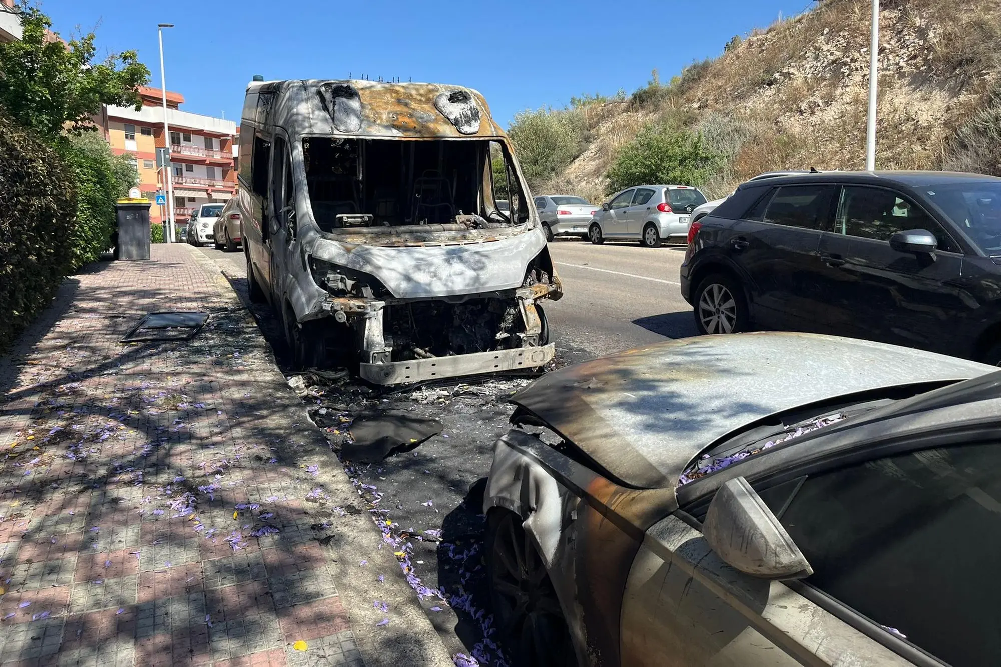 L'ambulanza bruciata in via Rafa Garzia