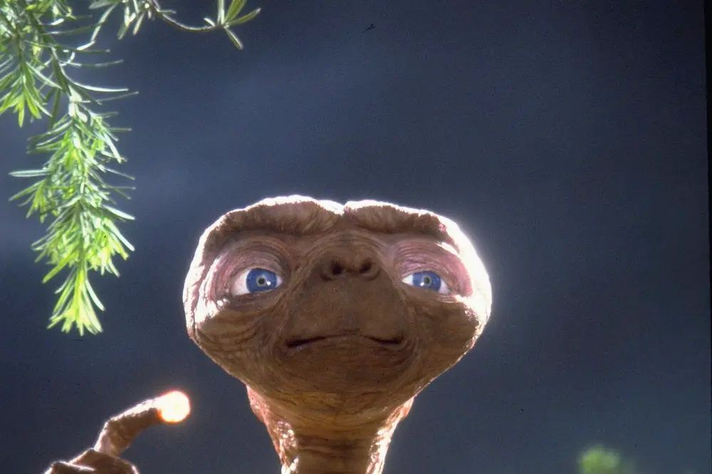 Il tenero ET in una scena del film di Spielberg uscito negli Usa l'11 giugno del 1982 (Archivio US)